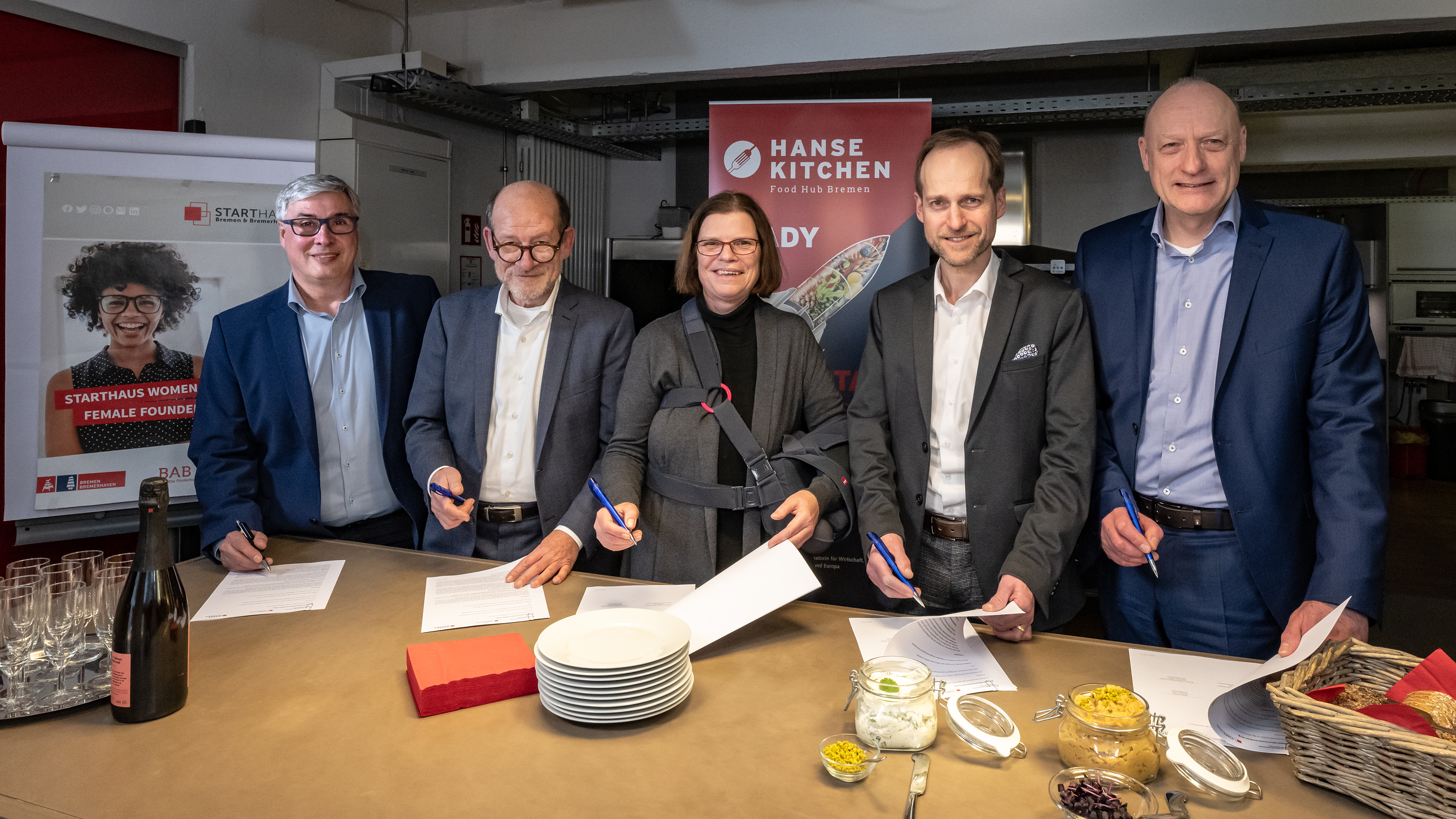 Von links nach rechts: Christian Holz, Projektleiter HANSE KITCHEN, Hans Peter Schneider, Geschäftsführer M3B GmbH, Kristina Vogt, Senatorin für Wirtschaft, Arbeit und Europa, Ralf Stapp, Vorsitzender Geschäftsführer BAB – Die Förderbank, Michael Lücken, Geschäftsführer BAB – Die Förderbank - Quelle: © Jan Rathke