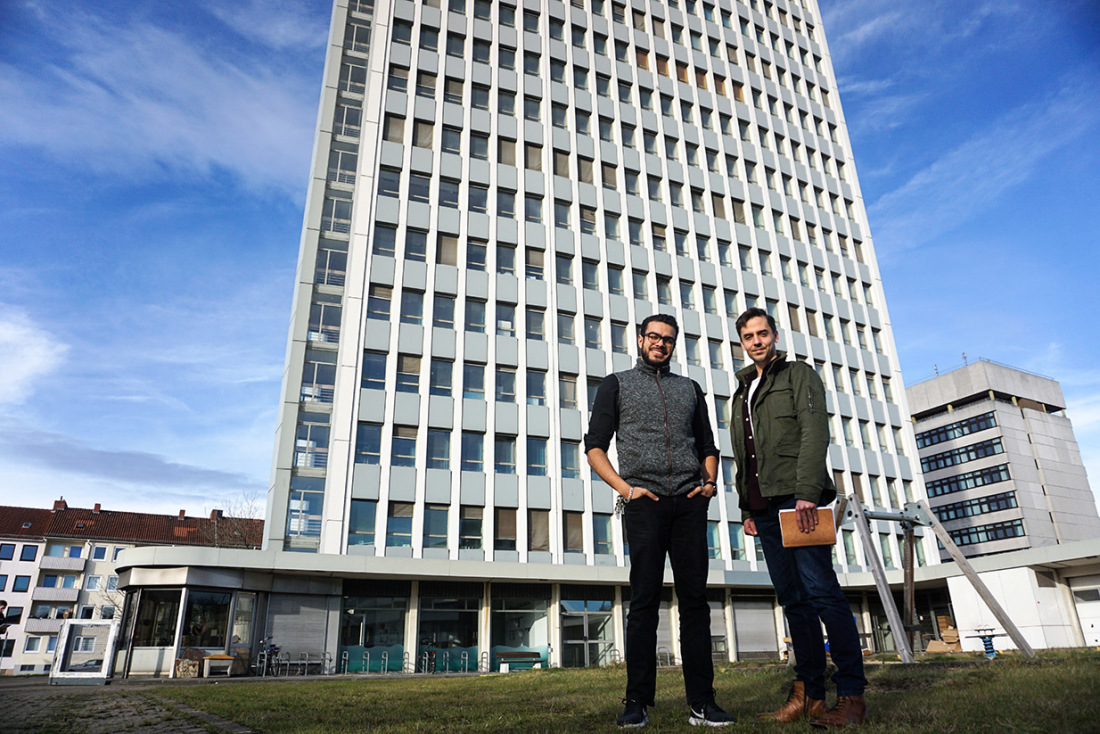 Hachem Gharbi und Marc Fucke vor dem ehemaligen Bundeswehrhochhaus