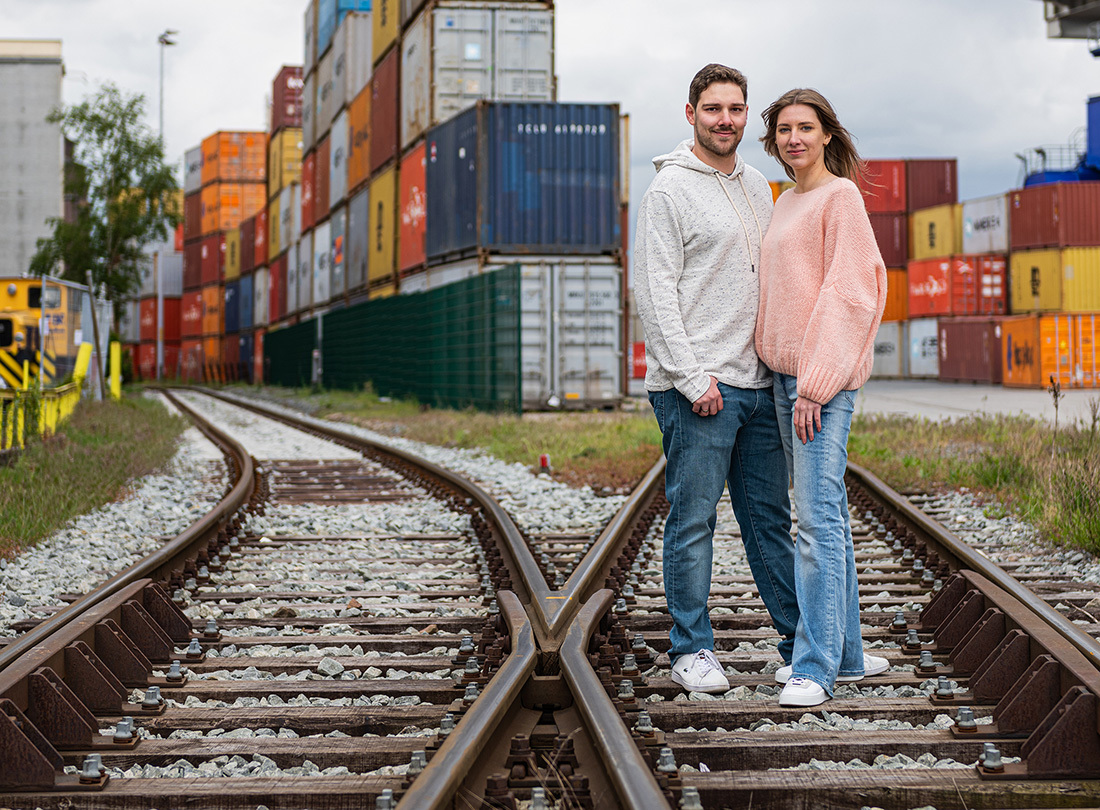 Lars und Natalia Grochla auf Bahnschienen