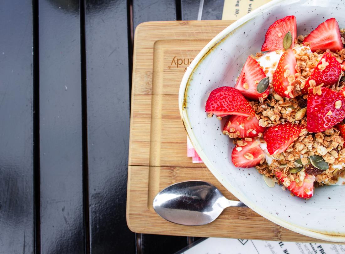 Eine Schüssel mit Müsli und Erdbeeren