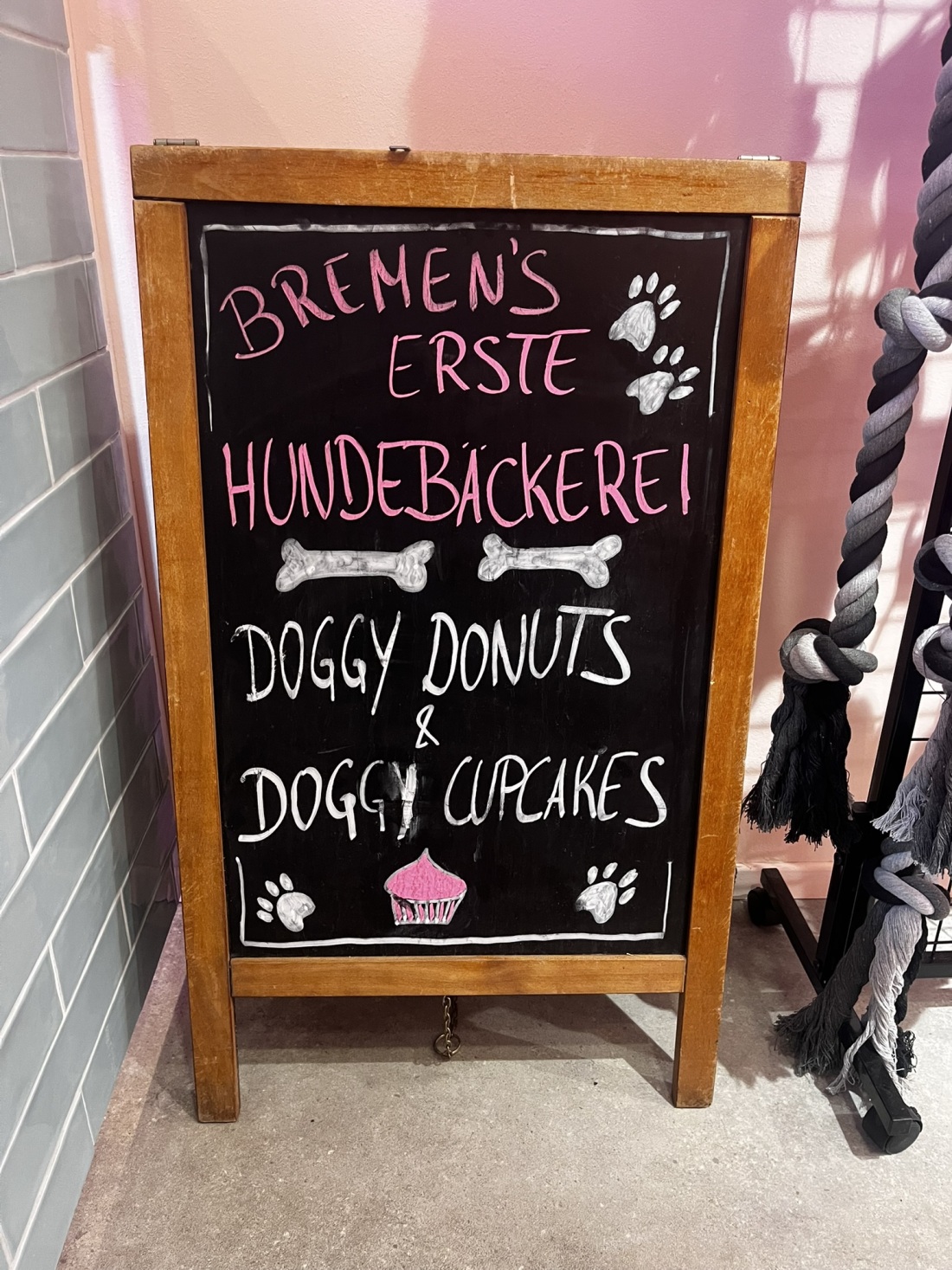 Schild mit Aufschrift "Bremens erste Hundebäckerei"