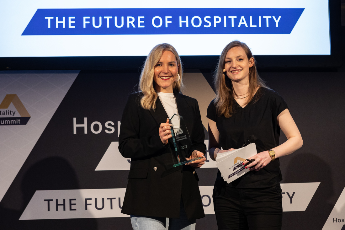 Saskia Klinder erhält ihren Preis auf der Bühne des „Hospitality Summit 2023“ 