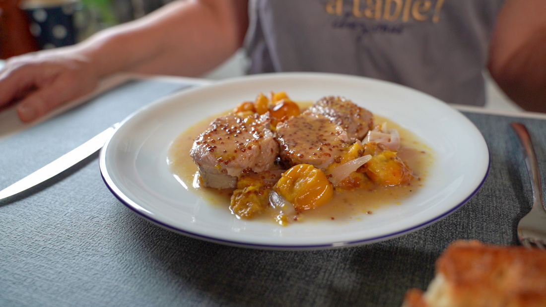 Ein Teller Schweinefilet mit Mirabellen