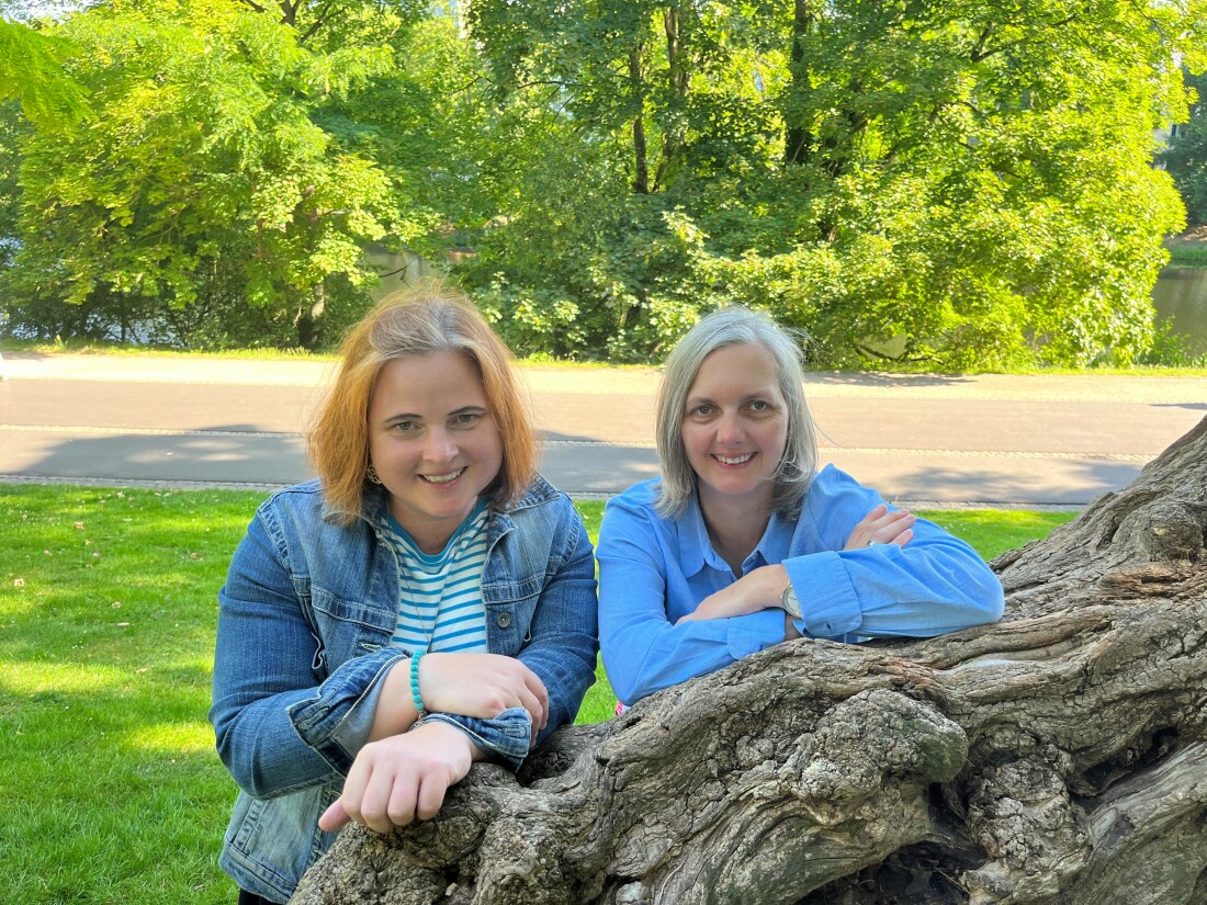 Sabine Fröhlich und Leslie Schoßmeier-Prigge im Park