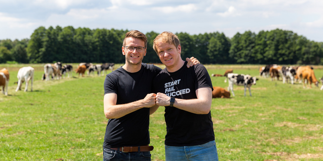 Moritz und Carl Armbrust auf einer Kuhweide