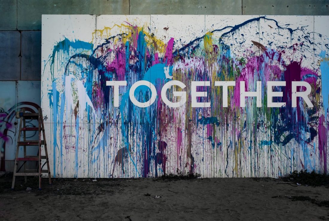 "Together" als Grafitti an einer Wand