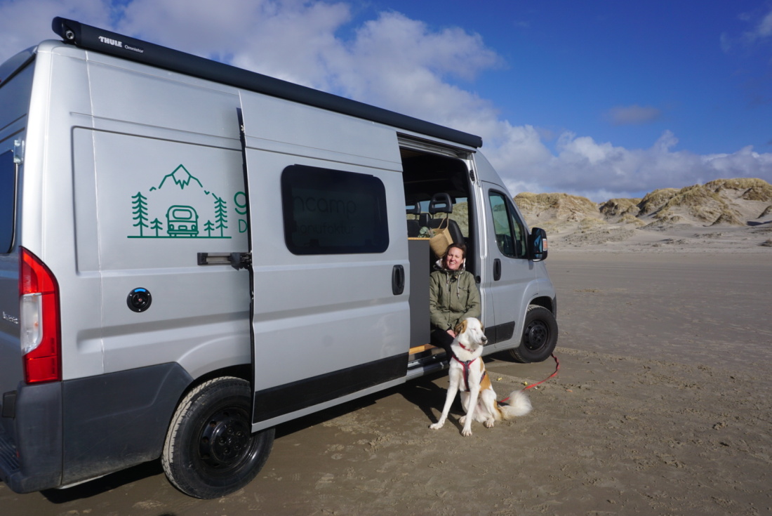 Laura Woggan und ihr Hund Anton vor dem Camper