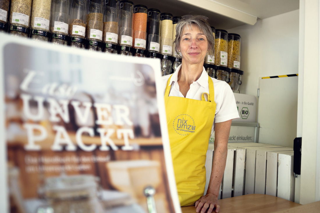 Christine Rogmann in ihrem Unverpackt-Wagen