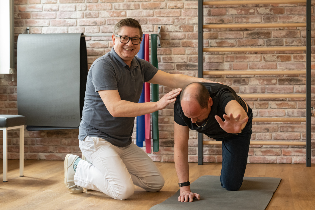 Ulrich Rademann bei der Arbeit an einem Patienten