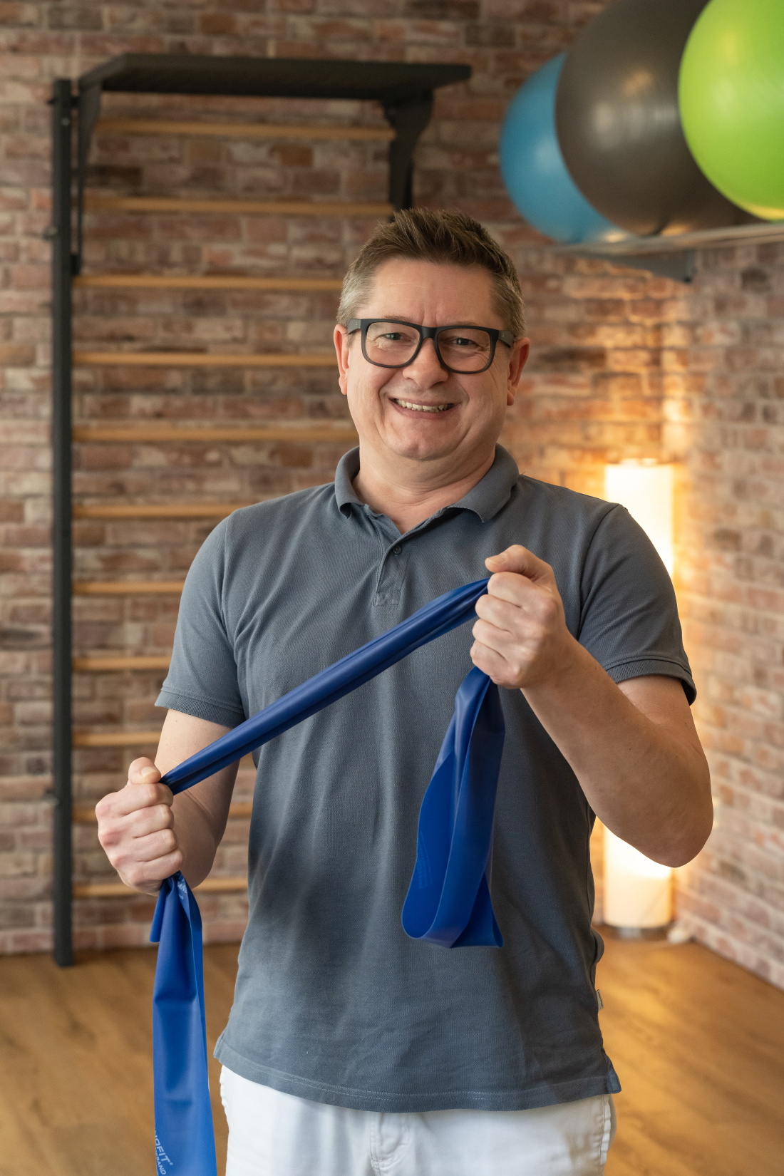 Ulrich Rademann mit einem Gummiband in den Händen in seiner Praxis Ulrich Rademann mit einem Gummiband in den Händen in seiner Praxis