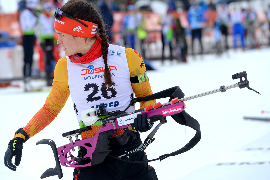 Eine Biathletin mit Gewehr