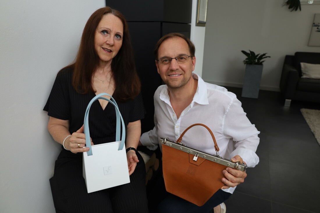Silvia und Peter Focken mit zwei Handtaschen ihrer Marke