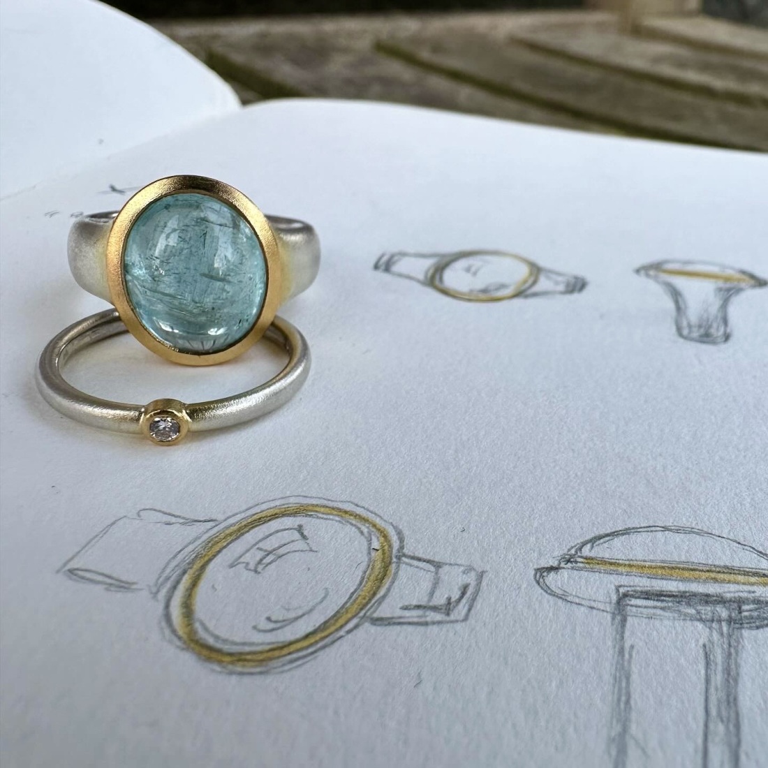 mit Bleistift und Goldstift gezeichnete Skizze für einen Ring