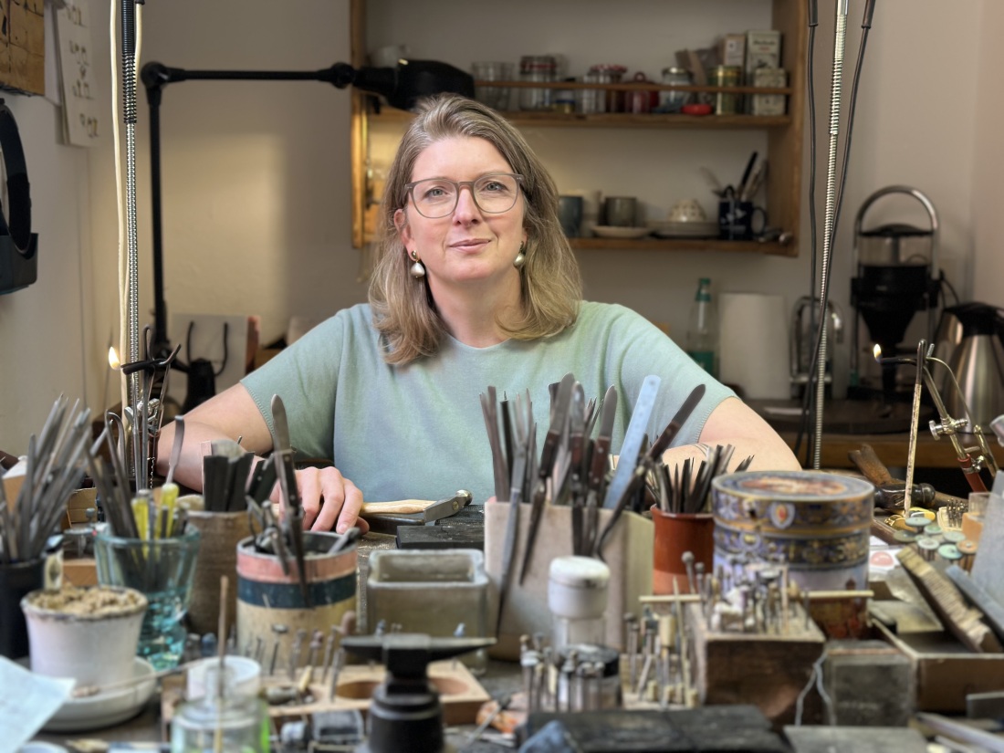 Anika Verbrügge an ihrem Arbeitsplatz in ihrer Goldschmiede