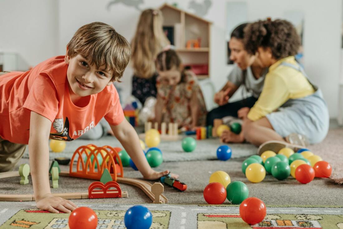 Spielende Kinder auf dem Teppich