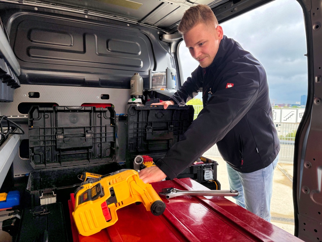 Immer einsatzbereit: Raphael Tiews holt Werkzeug aus seinem Transporter Immer einsatzbereit: Raphael Tiews holt Werkzeug aus seinem Transporter