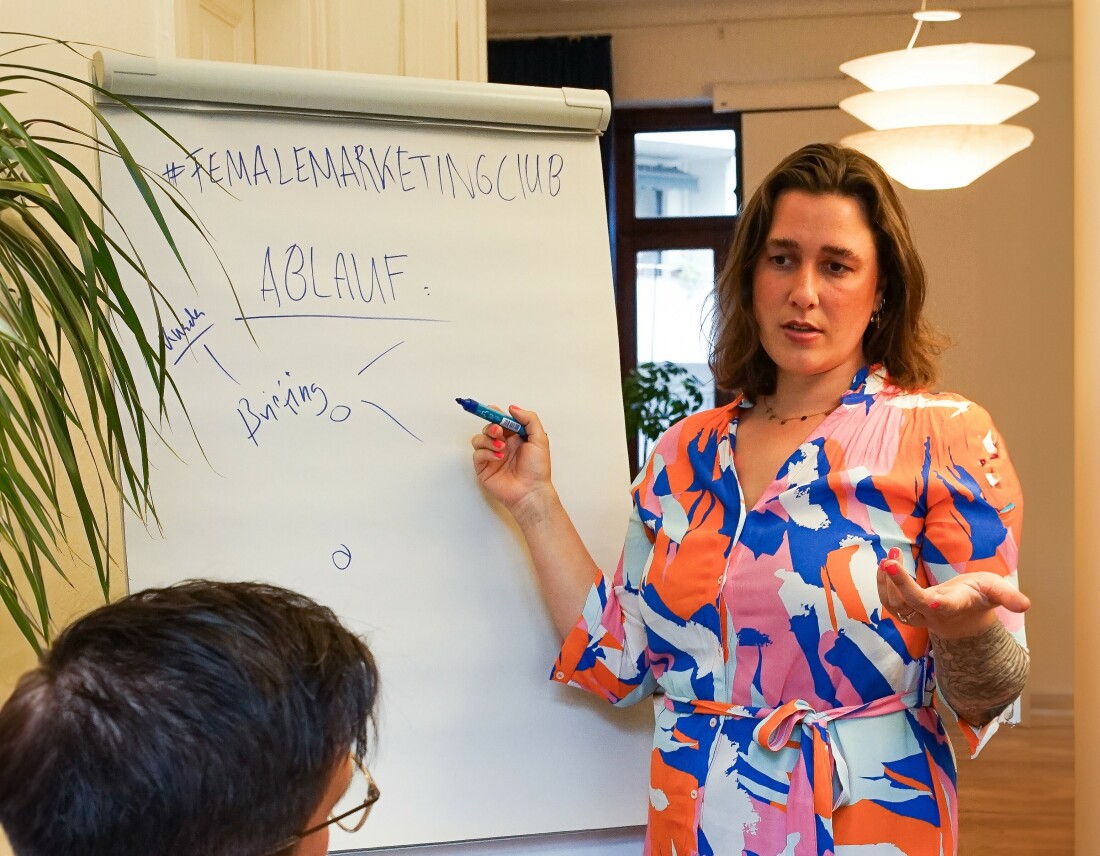 Mia Böhk vor einem Flipchart