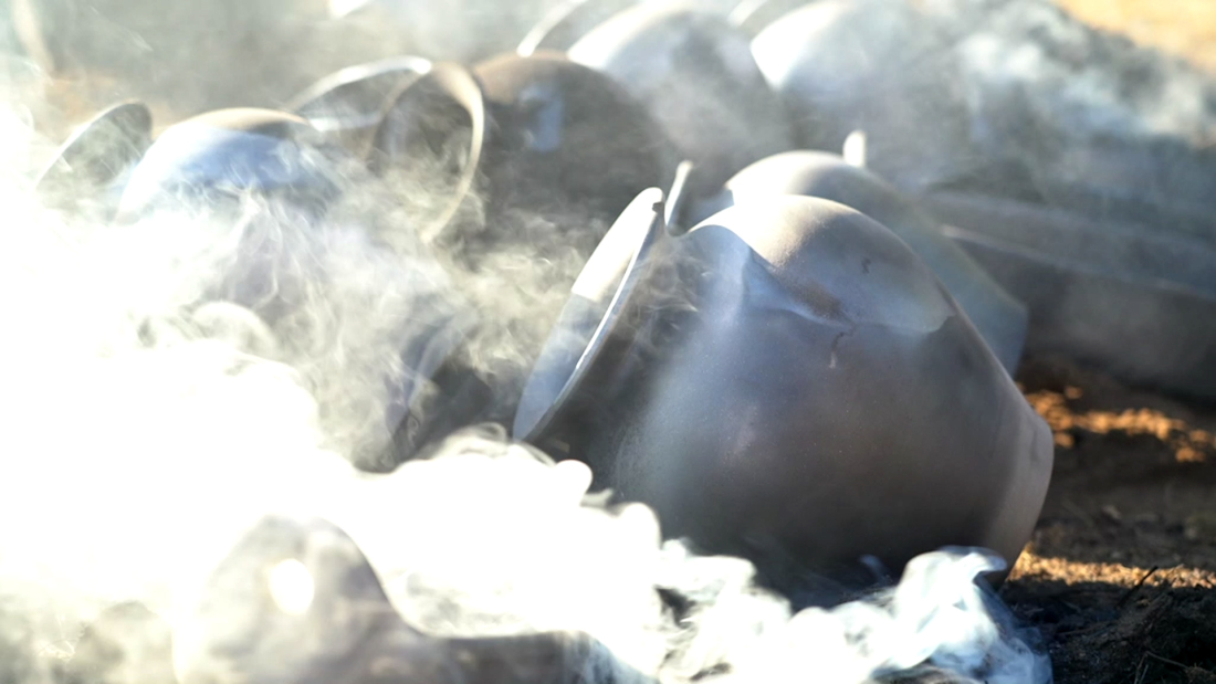 Die Keramik-Hüllen der Speaker liegen auf der Erde im Rauch.