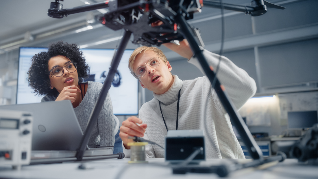 Ein Mann und eine Frau arbeiten an einem Prototypen