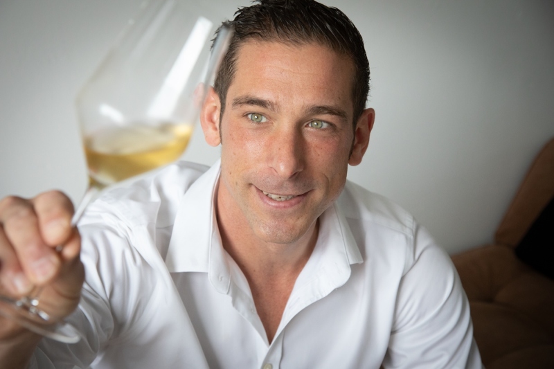 Philipp Bode mit einem Glas Wein