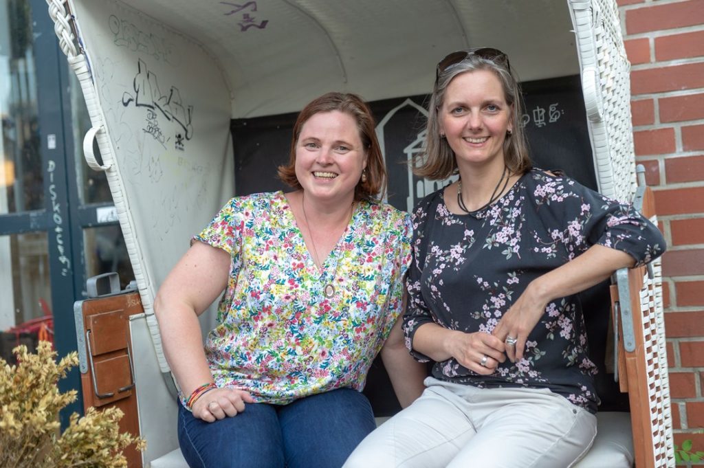 Sabine Fröhlich und Leslie Schoßmeier-Prigge im Strandkorb