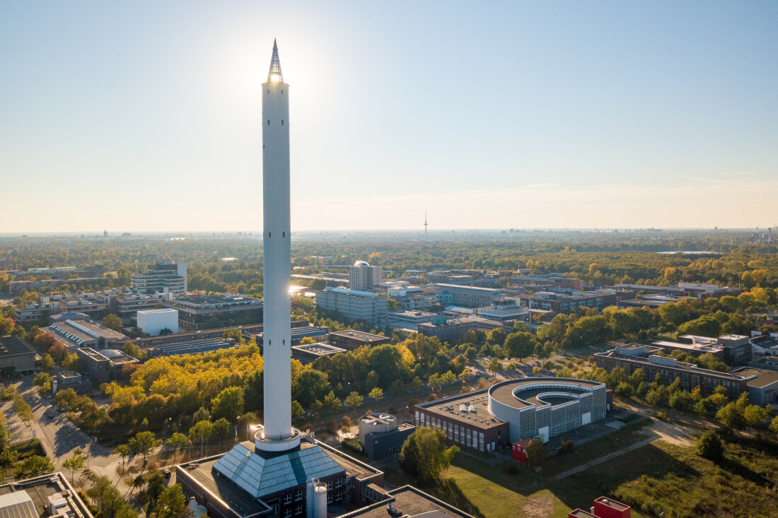 Der Technologiepark aus der Luft mit dem Fallturm