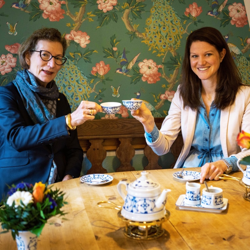 Jutta Gaeth und Tanja Nadolny stoßen mit einer Tasse Tee an