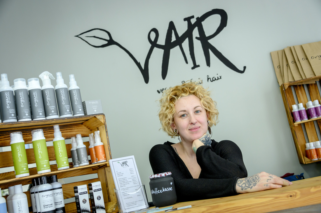 Yasmina Mangieri im ihrem veganen Friseursalon Bremens