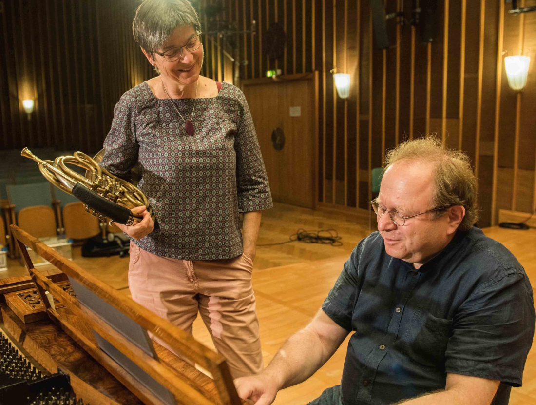 Renée Allen mit ihrem Waldhorn und ein Klavier-Spieler