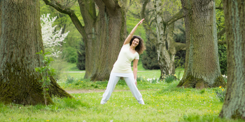 Hanna Schumacher macht Yoga im Wald