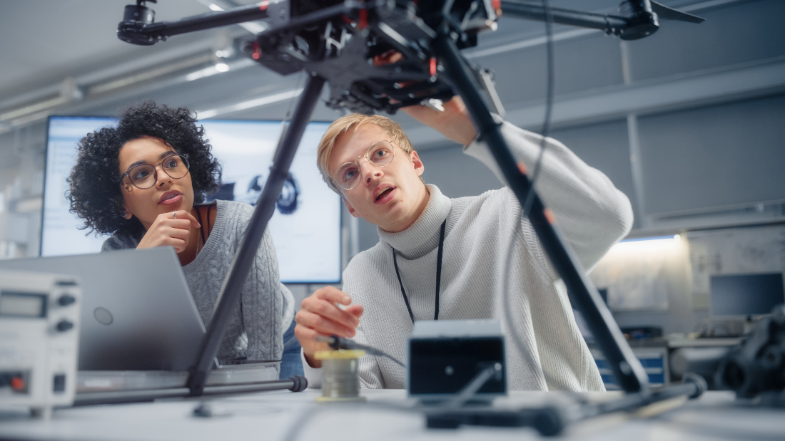 Eine Frau und ein Mann arbeiten an einem Prototypen