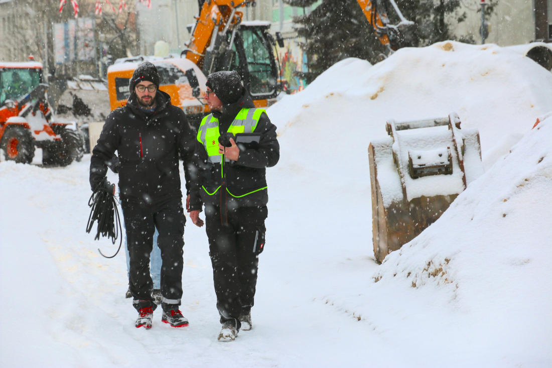 Rezi Chikviladze auf der Baustelle im Schnee