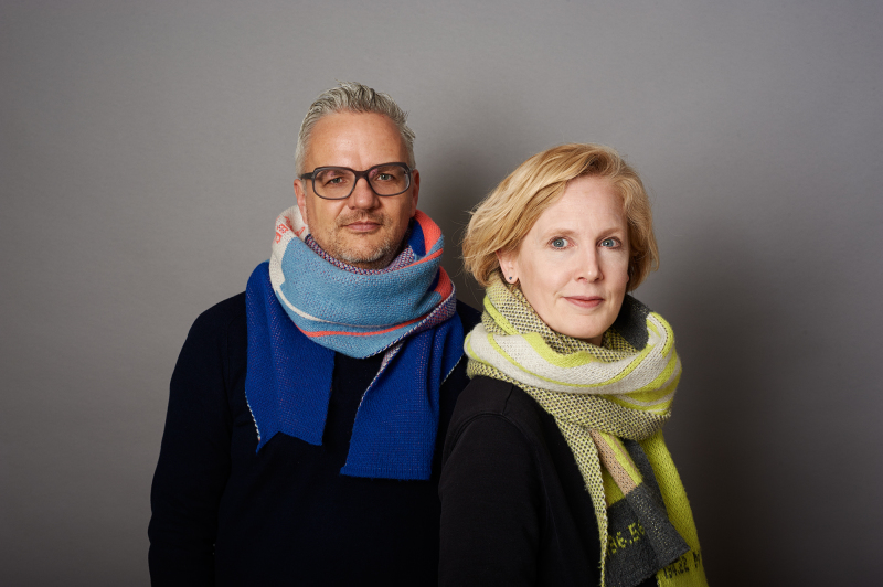 Florian und Friederike Pfeffer mit Schals ihres eigenen Labels